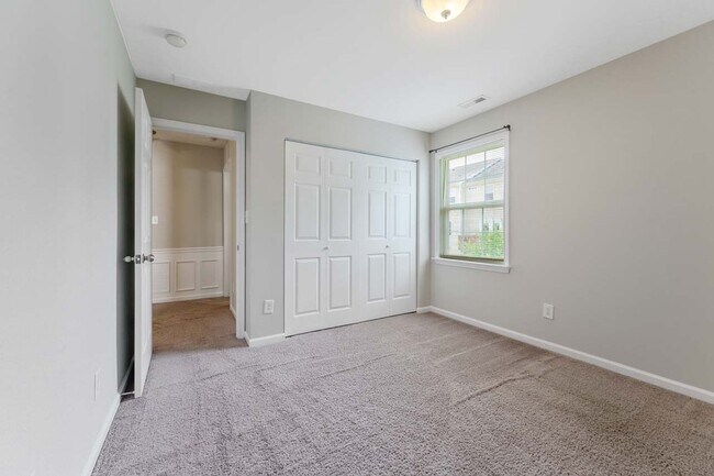 Building Photo - End Unit Townhome in Great Location!