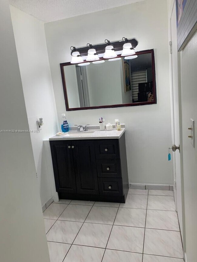 Building Photo - 9140 Fontainebleau Blvd