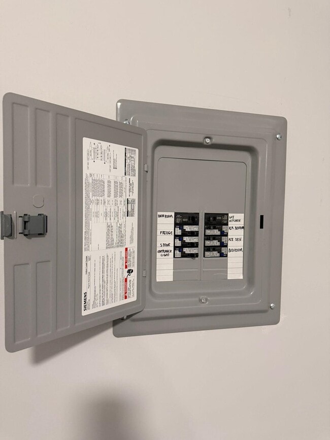 Building Photo - 906 Summit Ave