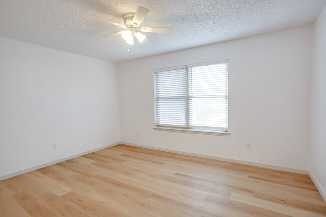 Building Photo - Fully updated 2 bedroom 2 bath 2 car garag...