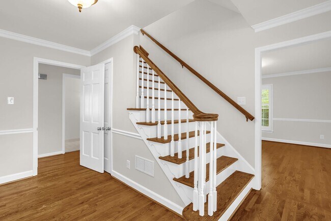Building Photo - Classic Country Club Elegance