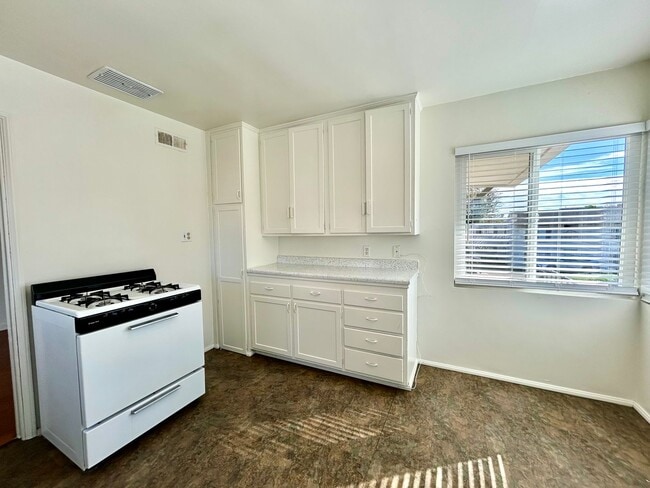 Building Photo - 2 Bed, 1 Bath in Central SD. Water/Trash/Parking Included