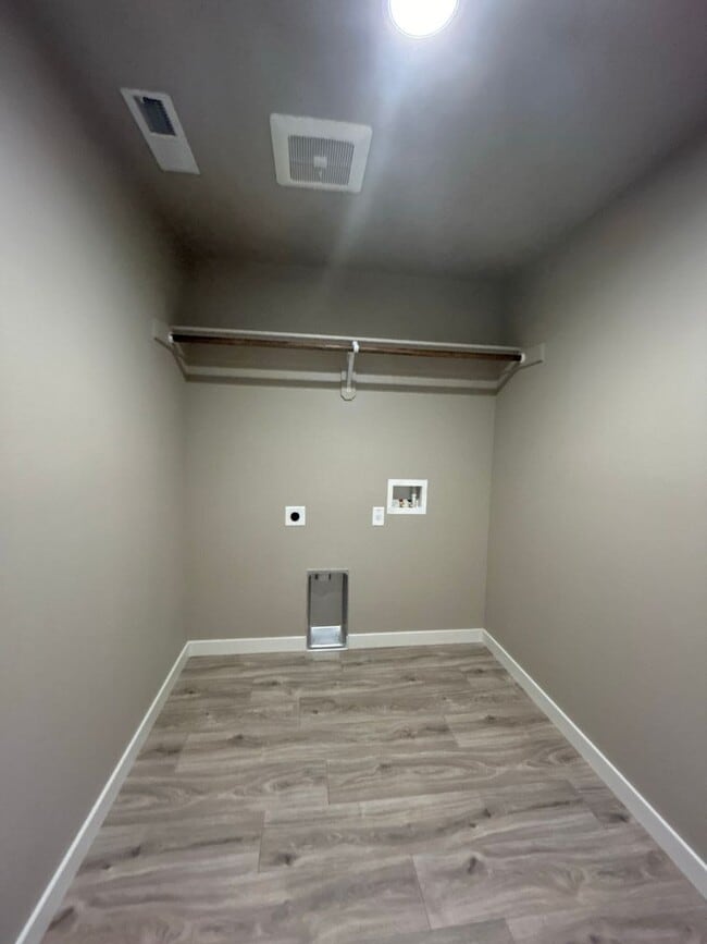 Building Photo - 3 Bedroom / 2 Bathroom Home in NW Redmond