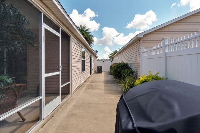 Building Photo - M304 Vidalia (VCSE/M10)
