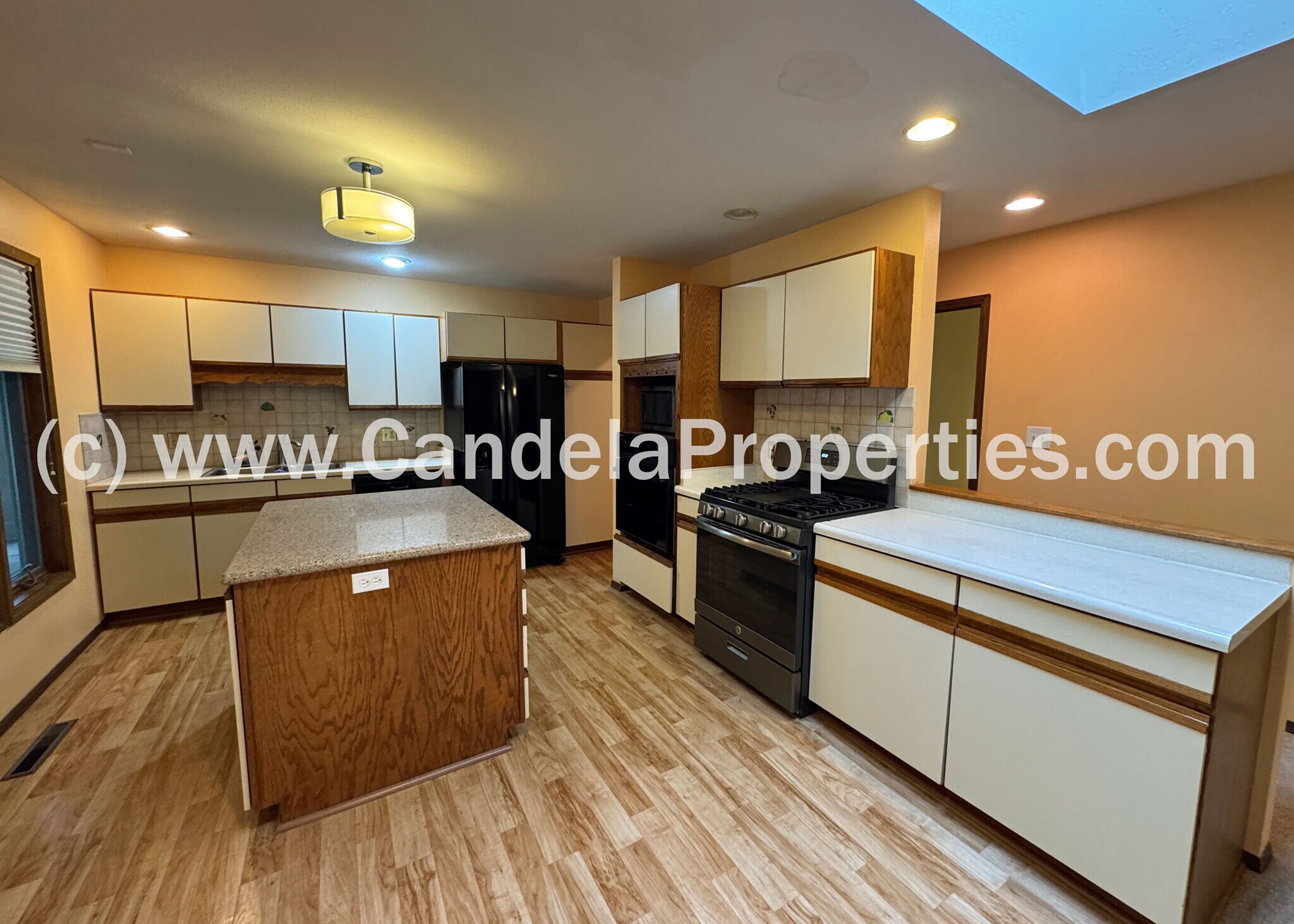 Building Photo - 2970 Shoreham Cir