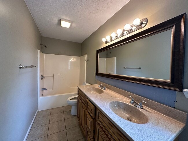 Building Photo - Three Bedroom Home in London, KY