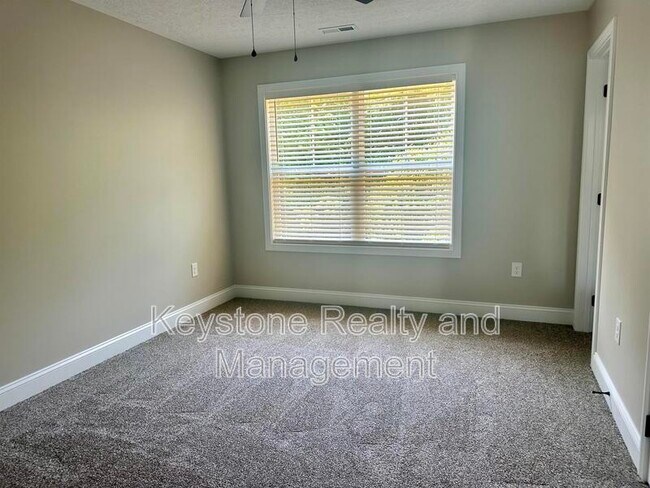 Building Photo - 114 Village Dr