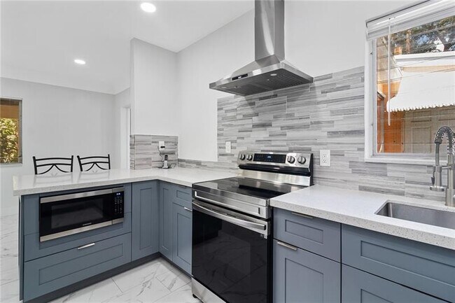 Building Photo - 811 SW 26th Ct