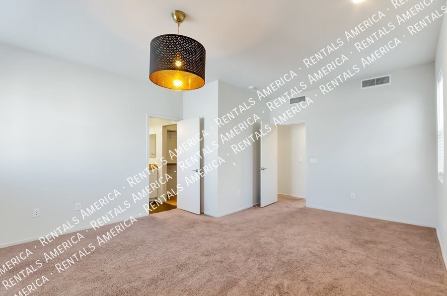 Building Photo - 872 E Park Modern Dr