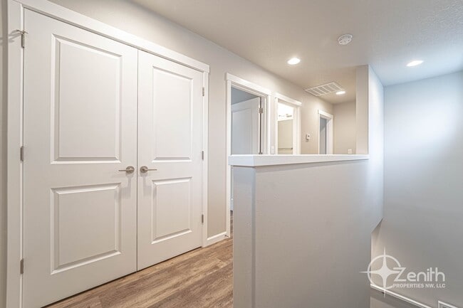 Building Photo - 3 Bedroom Mt. Vista Townhouse! Modern Fini...