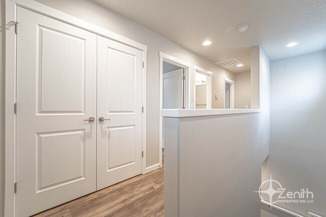 Building Photo - *Waived Application Fees* 3 Bedroom Mt. Vi...