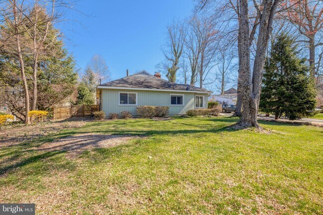 Building Photo - 2031 Hillside Dr