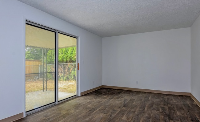 Building Photo - Lake Shore 3 Bedroom- Single Level!