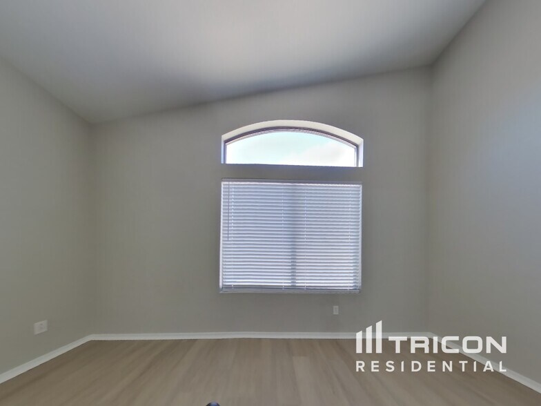 Building Photo - 1335 W Wahalla Ln