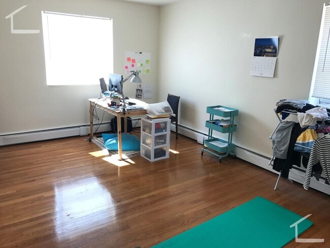 Building Photo - Perfect 1 Bedroom Available Jan 1