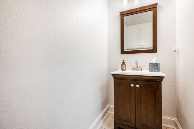 Building Photo - 5 Meadowbrook Cir