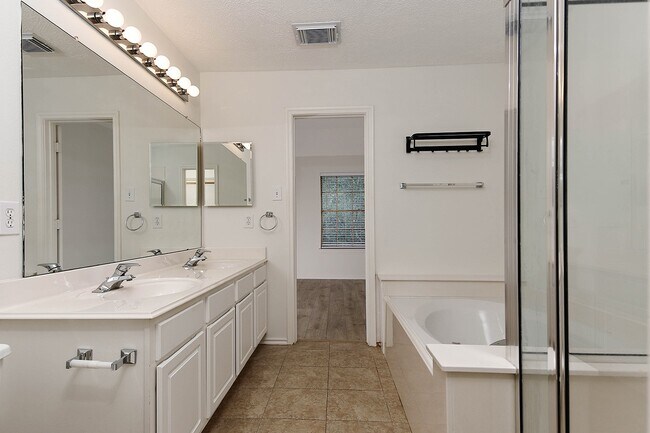 Building Photo - 222 Blushwood Pl