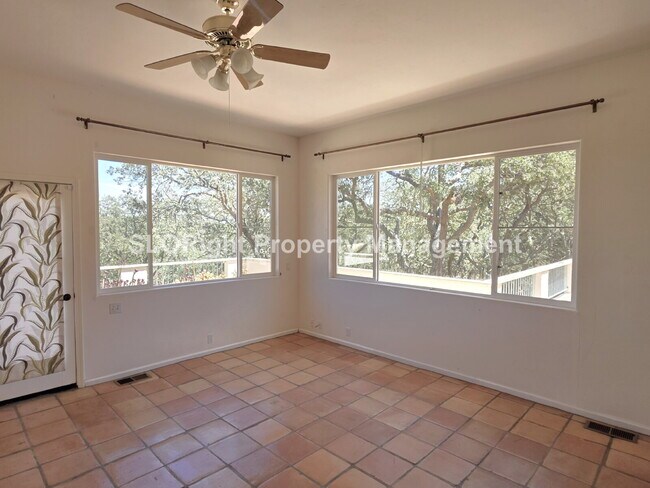 Building Photo - AVAILABLE NOW - 3 Bed/2.5 Bath Atascadero Home expansive property