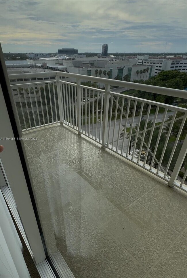 Building Photo - 19501 W Country Club Dr