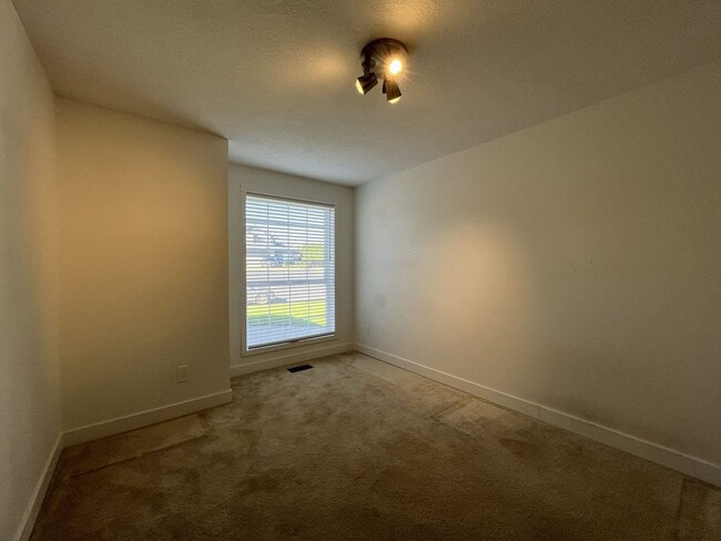 Building Photo - Beautiful Single-Level 3 Bedroom Home with Modern Kitchen and Open Floor Plan