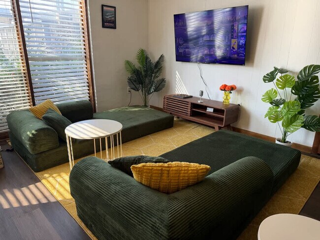 Building Photo - 157 W Holly Ridge Rd