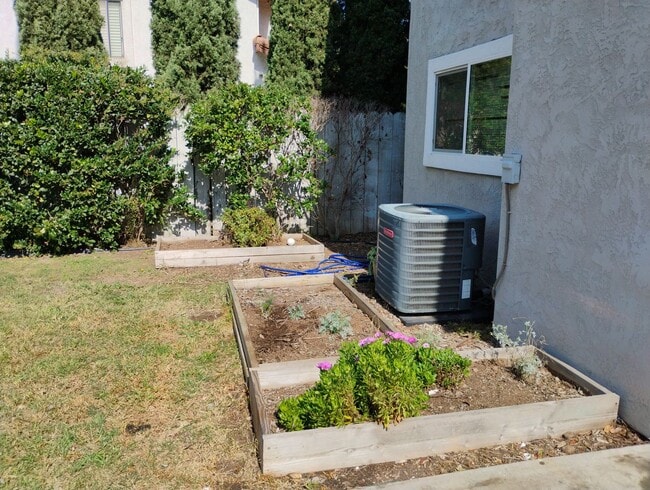 Building Photo - Like new 4 BR/3 Full Baths