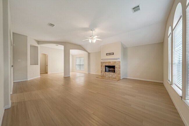 Building Photo - 12810 Lakeshore Dr