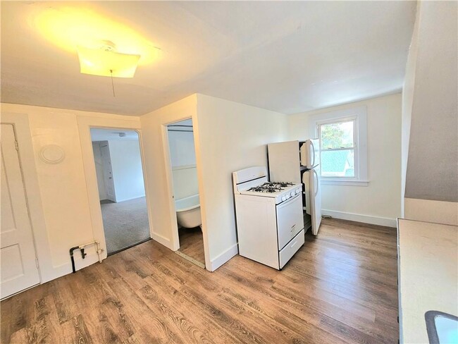 Building Photo - 13 York Ave