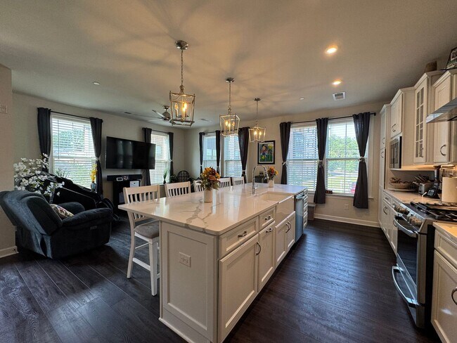Building Photo - Stylish 2 Bed 2 Bath Condo With Den & Balc...