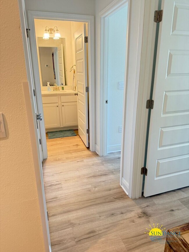 Building Photo - Charming End-Unit Townhome Near Destin Harbor & Crab Island!