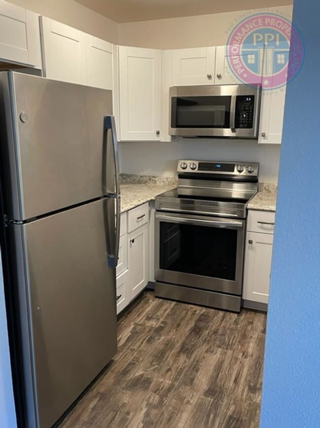 Building Photo - Desirable West Linn Location / Walk To The...
