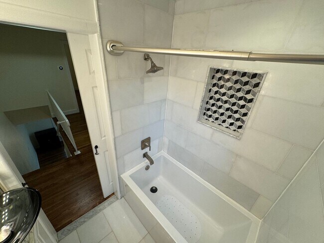 Building Photo - Stylish 3 Bed 1 Bath Townhome With A Fence...