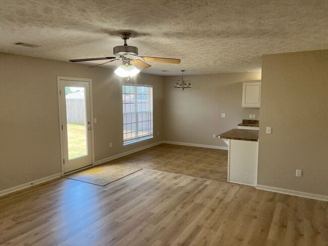 Building Photo - Charming 3 Bed 2 Bath Home