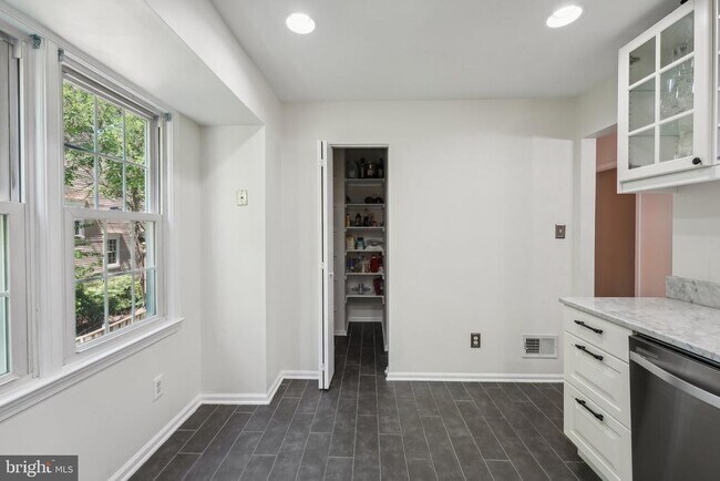 Building Photo - 71 Fendall Ave