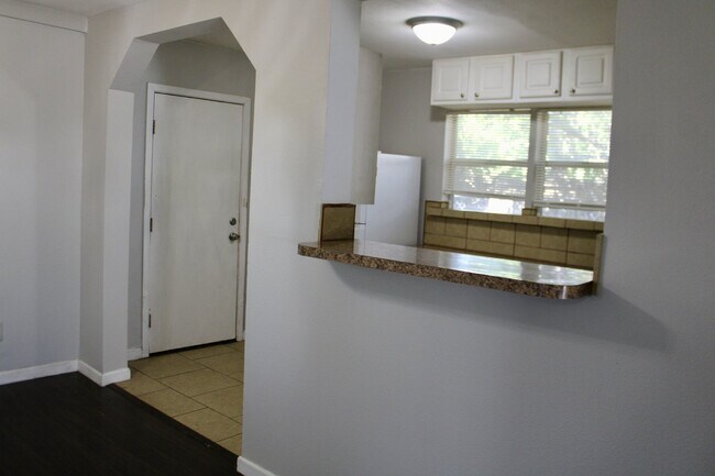 Building Photo - Charming 2 Bedroom, 1 Bath Home with Side ...