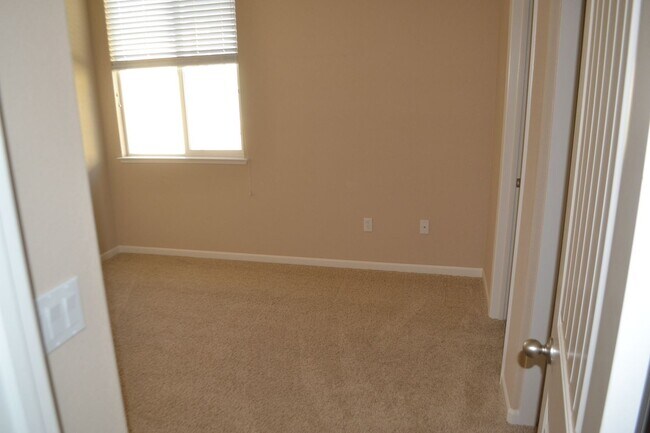 Building Photo - Beautiful 3 bedroom home available in Sout...