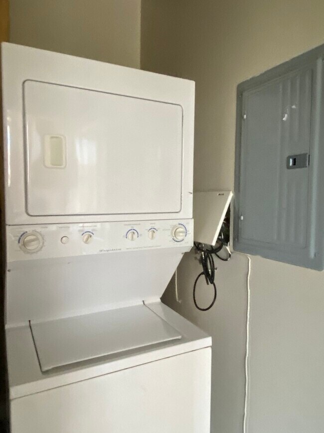 Building Photo - 733 N Wells St