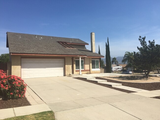 Building Photo - Stunning 5-Bedroom Home for Rent in Desirable Corona Neighborhood!
