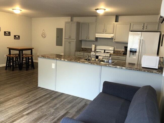 Building Photo - Willow Oak