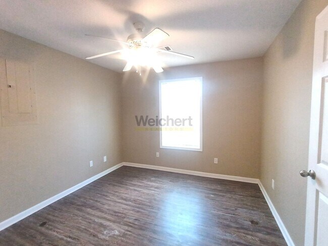 Building Photo - 3Bed/2Bath w/ fenced backyard