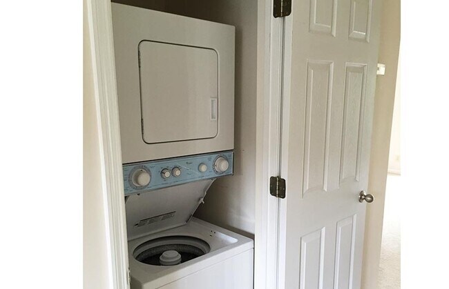 Building Photo - 3227 Bishop St