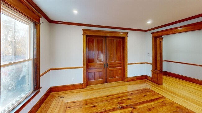 Building Photo - 168 Oak St