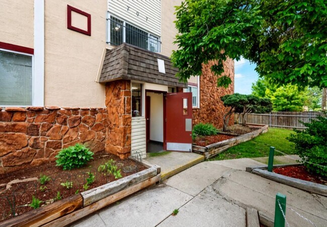Building Photo - 707 W 96th Ave