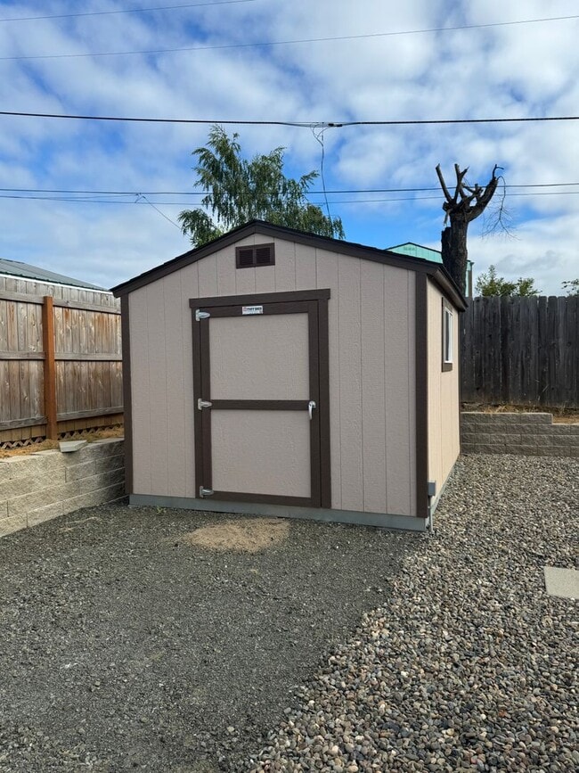 Building Photo - Newer Sutherlin 3 Bedroom 2 bath home