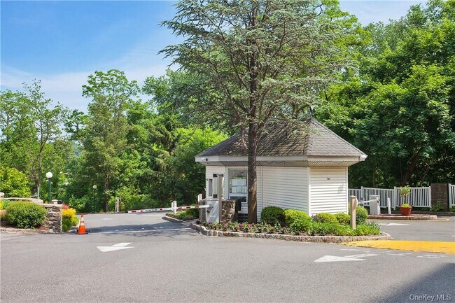 Building Photo - 400 High Point Dr