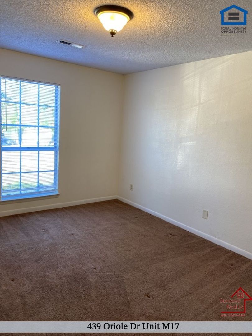 Building Photo - 439 Oriole Dr