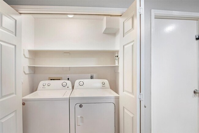 Building Photo - 98 S Village Knoll Cir