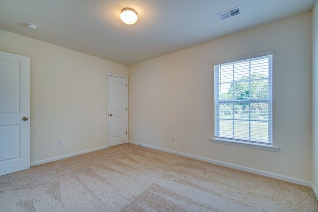 Building Photo - 3 BR, 2.5 BA., 2 Car Garage in Boiling Springs, Near I-85