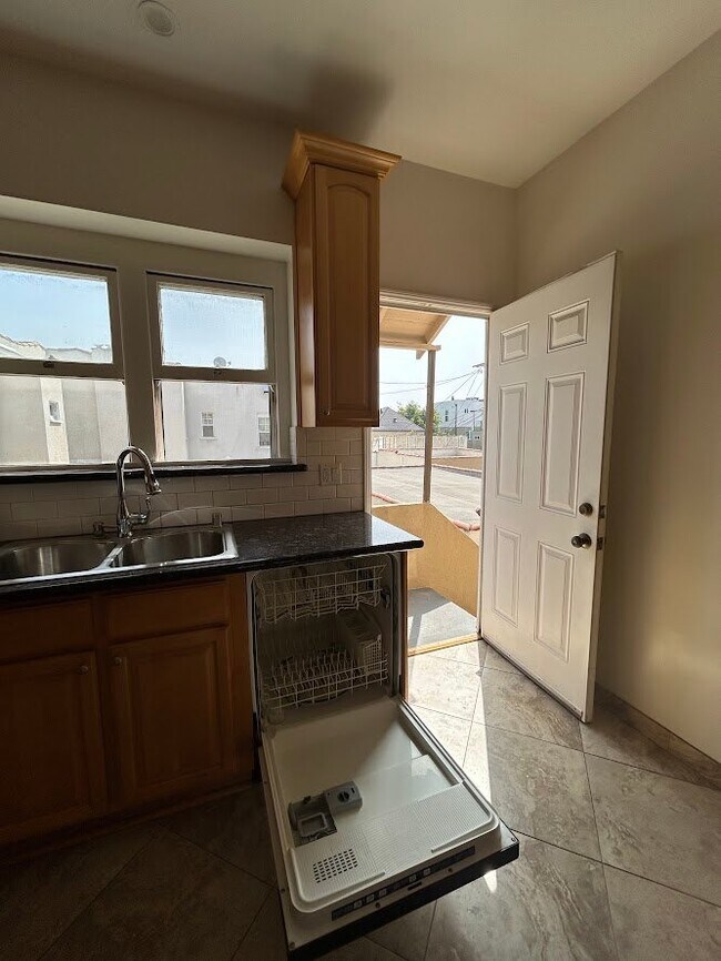 Building Photo - 1062 Masselin Ave