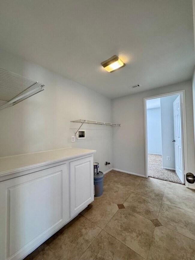 Building Photo - Spacious 4 Bedroom Home with a loft AND bo...